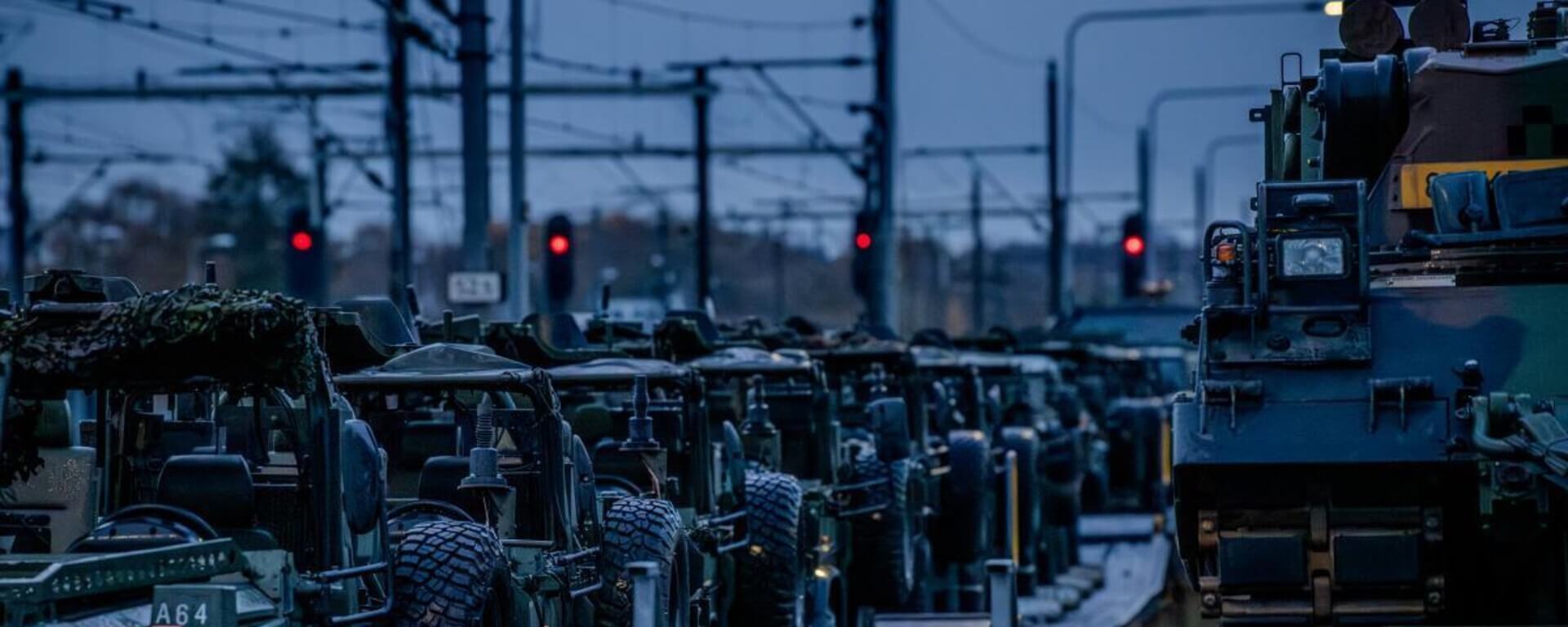 Vehículos militares cargados en un tren en una terminal ferroviaria