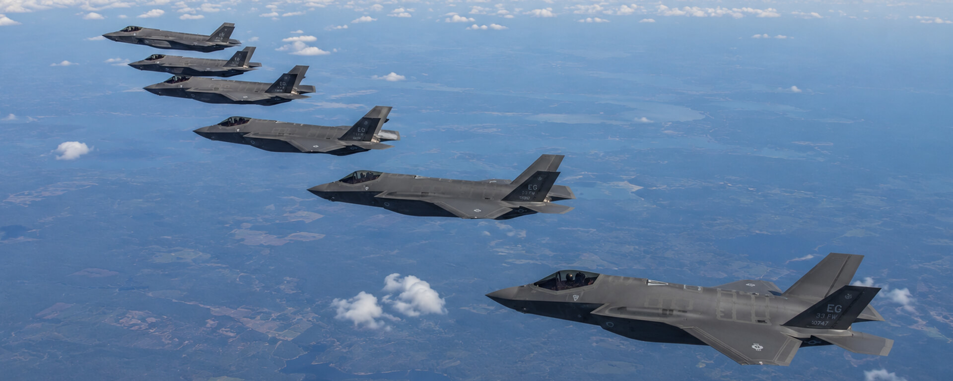 Formación de cazas F-35 en vuelo sobre las nubes