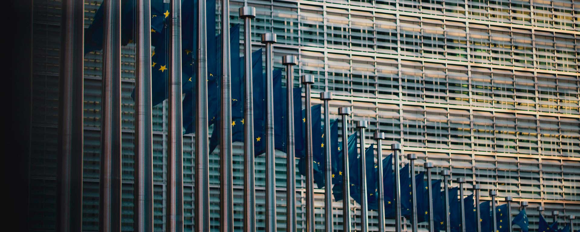 Banderas de la Unión Europea ante la sede de la Comisión Europea en Bruselas