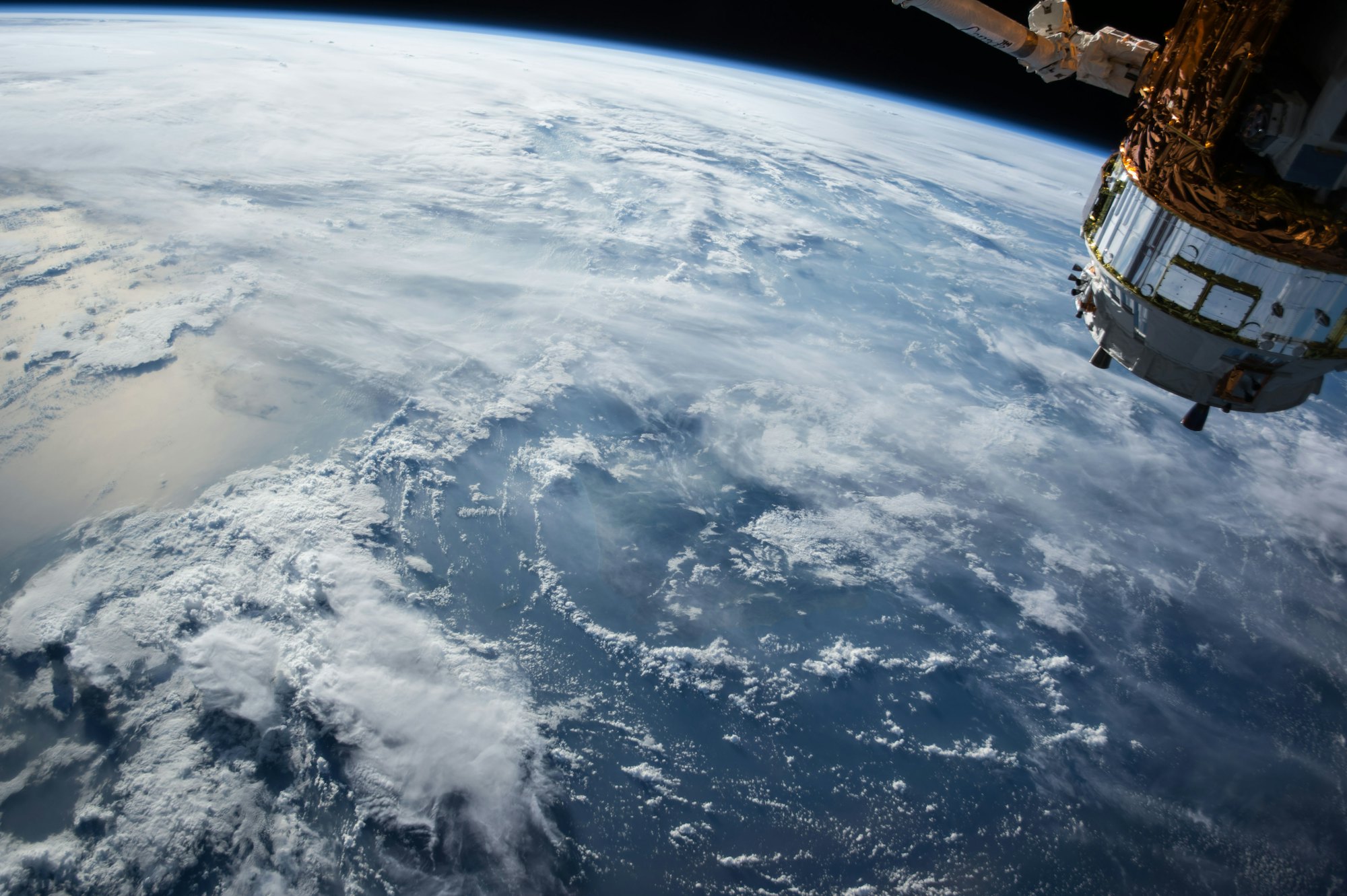 Satélite en órbita sobre la Tierra